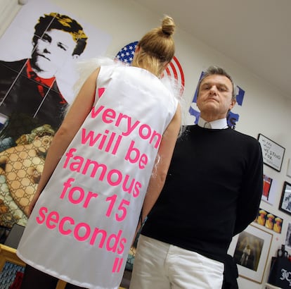 De Castelbajac , en 2009 en su oficina de París con una modelo con un vestido dedicado a Andy Warhol.