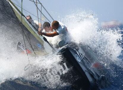 El Alinghi, durante una de las regatas de la Copa del América celebrada en 2007 en Valencia.