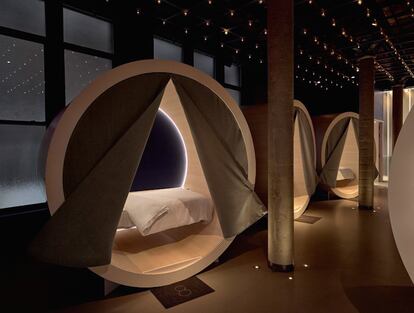 Cabinas futuristas para dormir la siesta en The Dreamery, el templo del descanso de la marca de colchones Casper situado en el Soho neoyorquino.