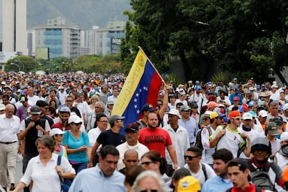 Los venelozanos se manifiestan a favor y en contra de la decisión del presidente Nicolás Maduro de iniciar un proceso para convocar una Asamblea Nacional Constituyente, el 3 de mayo de 2017.