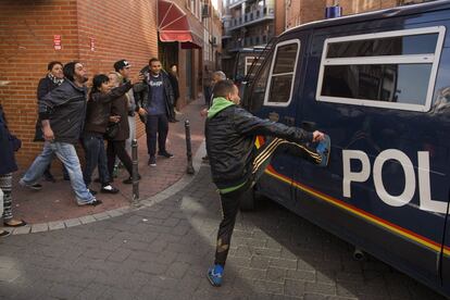 Activistas de la PAH golpean una de las lecheras policiales después de que la policía sacara a Carmen de su vivienda. La plataforma PAH Vallecas asegura que un centenar de personas se han congregado para evitar el desahucio.