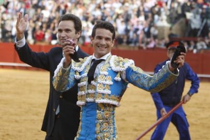 El diestro José María Manzanares da la vuelta al ruedo con Álvaro Núñez, titular de la ganadería Núñez del Cuvillo, después de lograr el indulto del toro.