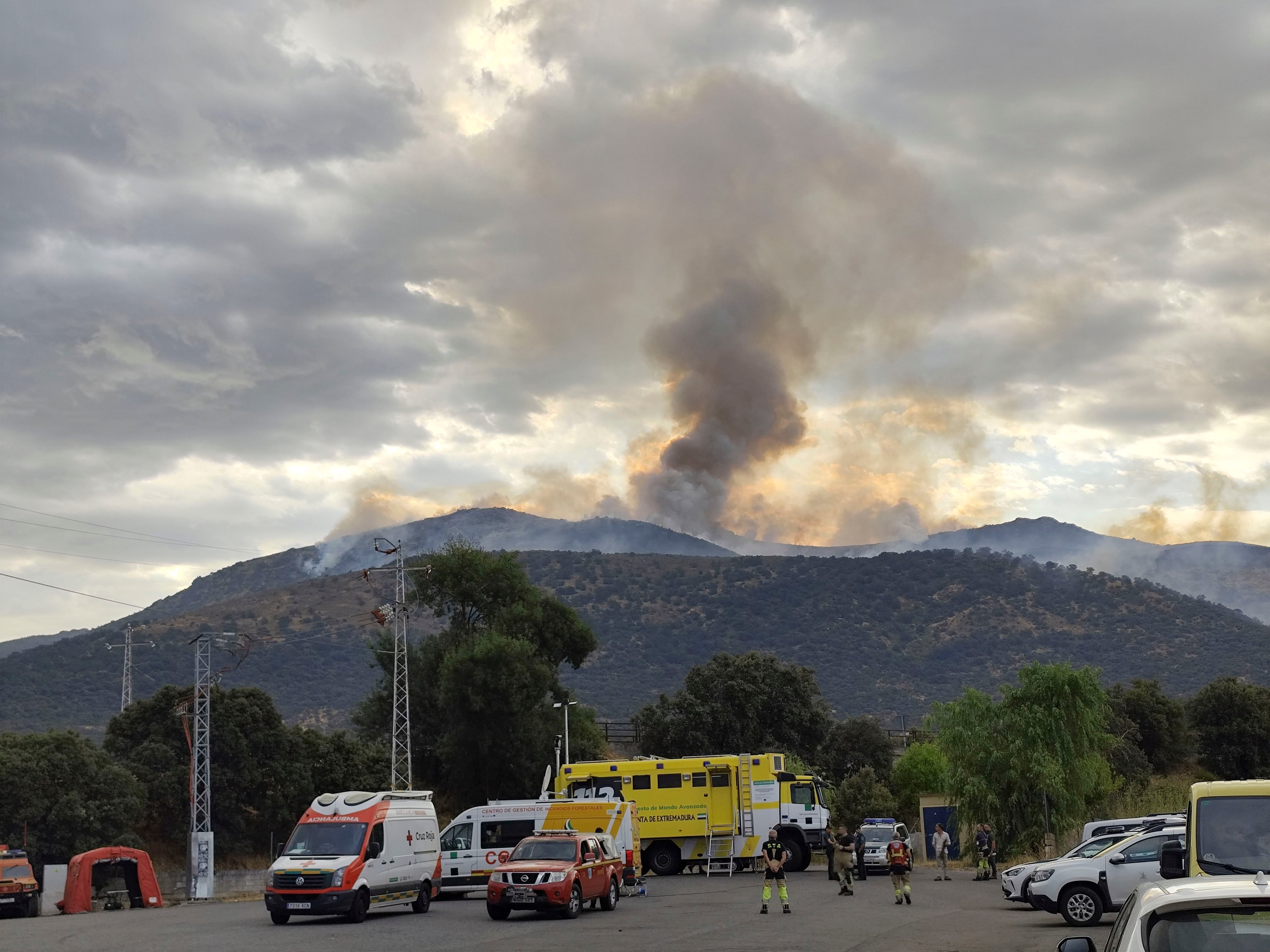 Los incendios forestales cortan al menos 14 carreteras, incluida la A-66 entre Casas del Monte y Plasencia (Cáceres)