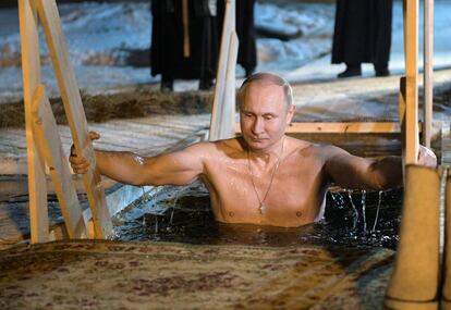 El presidente de Rusia Vladimir Putin se sumerge en agua helada durante la festividad de la Epifanía en el monasterio Nilov, en la isla de Stolobny (Rusia).