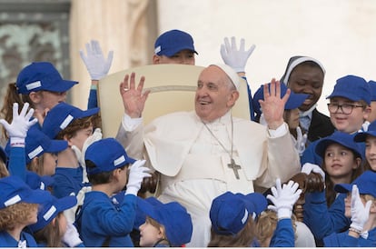 El papa Francisco saluda el pasado miércoles a un grupo de niños durante su audiencia semanal en la Plaza de San Pedro del Vaticano.