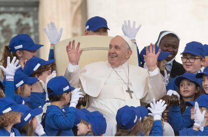 El papa Francisco saluda este miércoles a un grupo de niños durante su audiencia semanal en la Plaza de San Pedro del Vaticano.
