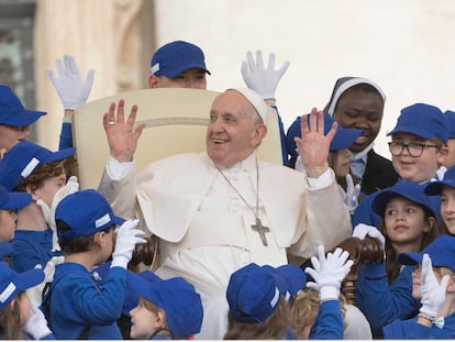 El papa Francisco saluda el pasado miércoles a un grupo de niños durante su audiencia semanal en la Plaza de San Pedro del Vaticano.