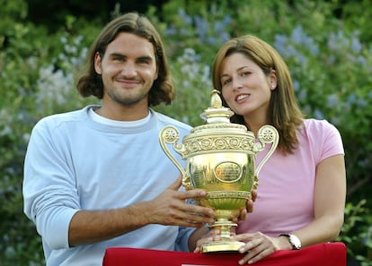 ROGER FEDERER Y MIRKA VAVRINEC. Antes de convertirse en uno de los mejores de la historia –el más elegante, seguro–, Roger era un jovencísimo tenista que debutaba en los Juegos Olímpicos de Sídney 2000. Allí conoció a Mirka, que competía en tenis femenino, también representando a Suiza. No consiguieron medalla, pero el flechazo fue inmediato. “Pasamos dos semanas juntos, nos conocimos, y el día antes de partir nos besamos por primera vez”, confesó él. Hoy son padres de dos niñas y dos niños.