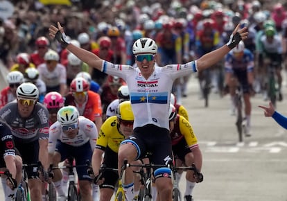 El belga Tim Merlier celebra su victoria en meta en la primera etapa de la París-Niza.