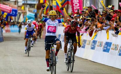 Sergio Higuita levanta los brazos ante Egan y Alaphilippe.