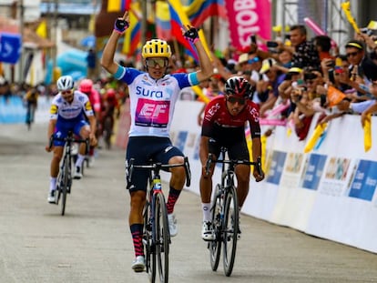 Sergio Higuita levanta los brazos ante Egan y Alaphilippe.