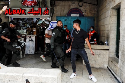 Un miembro de la guardia fronteriza israelí increpa a un palestino, en Jerusalén, cerca de la puerta de Damasco