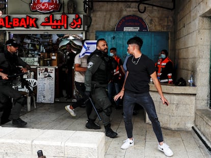 Un miembro de la guardia fronteriza israelí increpa a un palestino, en Jerusalén, cerca de la puerta de Damasco