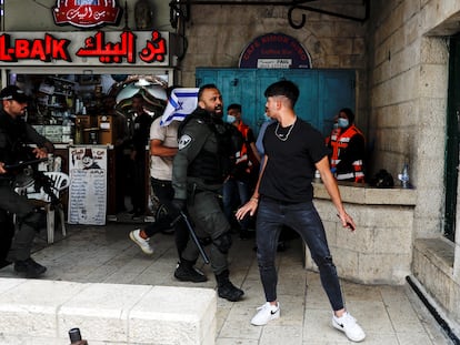 Policías israelíes increpan a un joven palestino en la ciudad vieja de Jerusalén, el 18 de mayo.