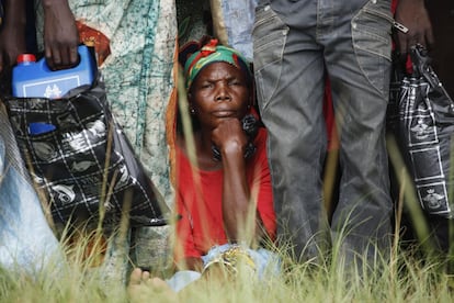 Una refugiada centroafricana espera en una cola de reparto de alimentos en el estadio Socati en Bangui (República Centroafricana). Las Naciones Unidas advirtieron el viernes a los grupos armados que deberían rendir cuentas de las atrocidades que han cometido.