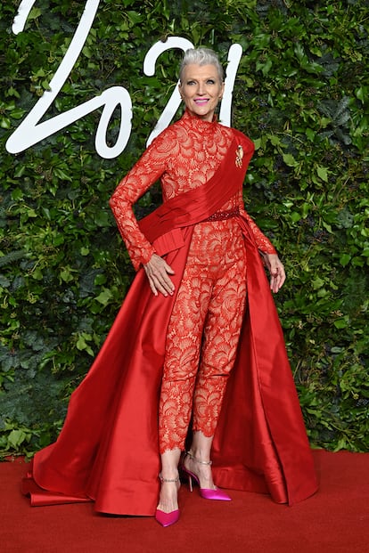 La modelo y madre de Elon Musk, Maye Musk, de rojo de pies a cabeza vestida por Tony Ward.