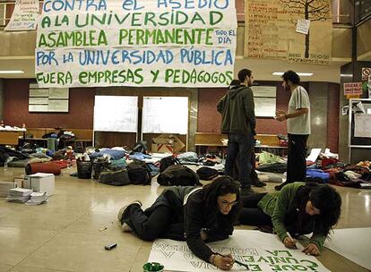 Cuatro estudiantes, durante el encierro que mantienen en la Facultad de Filosofía de la Universidad Complutense.