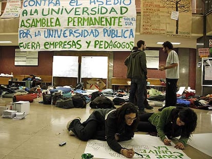 Cuatro estudiantes, durante el encierro que mantienen en la Facultad de Filosofía de la Universidad Complutense.