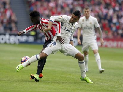 El delantero del Athletic Iñaki Williams disputa un balón con el centrocampista brasileño del Real Madrid Caseimiro durante el partido correspondiente a la vigésimo octava jornada de LaLiga Santander disputado en el estadio de San Mamés.