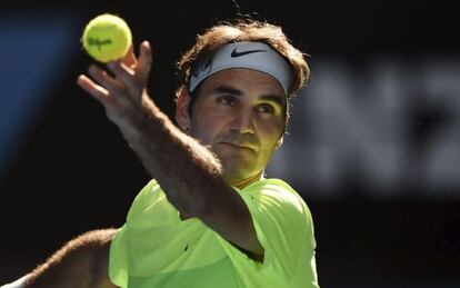 Federer realiza un saque ante el italiano Simone Bolelli en el Abierto de australia 