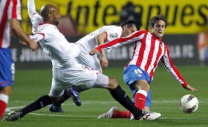 El delantero malí del Sevilla FC Frederic Kanouté (i) lucha el balón con "Koke", del Atlético de Madrid.