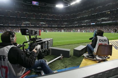 Cámaras preparadas para retransmitir un partido en el estadio Santiago Bernabéu.