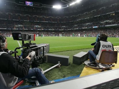 Cámaras preparadas para retransmitir un partido en el estadio Santiago Bernabéu.