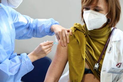 A health worker is vaccinated in Asturias.