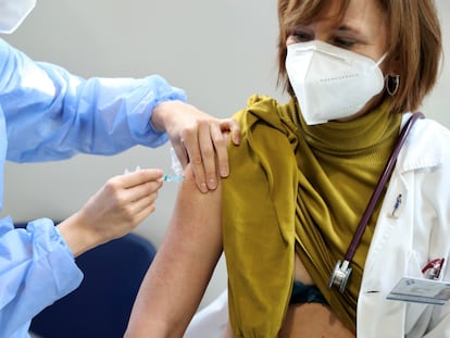 A health worker is vaccinated in Asturias.