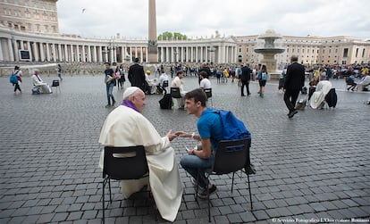 El Papa confiesa a los fieles en la Plaza de San Pedro en el Vaticano, el 23 de abril de 2016.