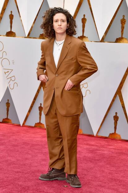 La compositora Mica Levi, nominada al Oscar en la categoría de mejor Banda Sonora Original por 'Jackie', se decantó por un traje masculino de pantalón y chaqueta holgado y unas botas de montaña. El estilo desarreglado y poco cuidado fue un fallo sobre la alfombra roja.