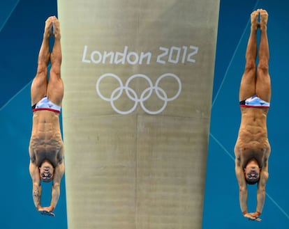 Los británicos Thomas Daley y Peter Waterfield caen completamente en paralelo durante la competición de salto sincronizado masculino de plataforma de 10 metros.