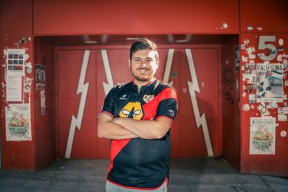 Mario Vara, seguidor del Rayo Vallecano, posa con la camiseta del Rayo el año que jugó Europa en el Estadio de Vallecas.