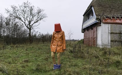 'One Minute Sculpture (Double Bucket)' (2017), de Elina Brotherus.