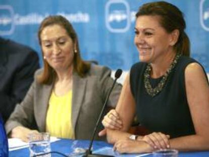 La ministra de Fomento, Ana Pastor (i), junto a la presidenta de Castilla-La Mancha, María Dolores de Cospedal (d), durante la clausura de la Junta Directiva del Partido Popular de Guadalajara.