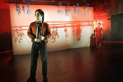 Gael García Bernal, en una escena de <i>Bodas de sangre</i> en el teatro Almeida de Londres (a la derecha, la actriz Lindsey Marshal).