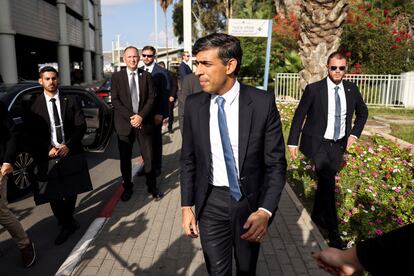 El primer ministro británico, Rishi Sunak, tras aterrizar en el aeropuerto internacional de Ben Gurion (Israel), para iniciar una visita de dos días a la región.