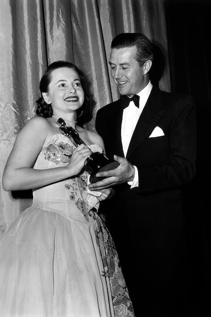 Olivia de Havilland, recogiendo el Oscar a mejor actriz por su interpretación en La vida íntima de Julia Norris en 1947.