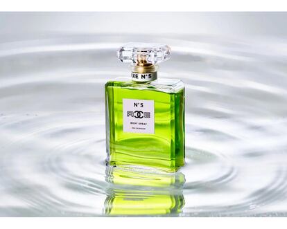 Axe No. 5 simula la unión entre el perfume más sofisticado del mundo y el desodorante que pobló los vestuarios durante nuestra adolescencia.