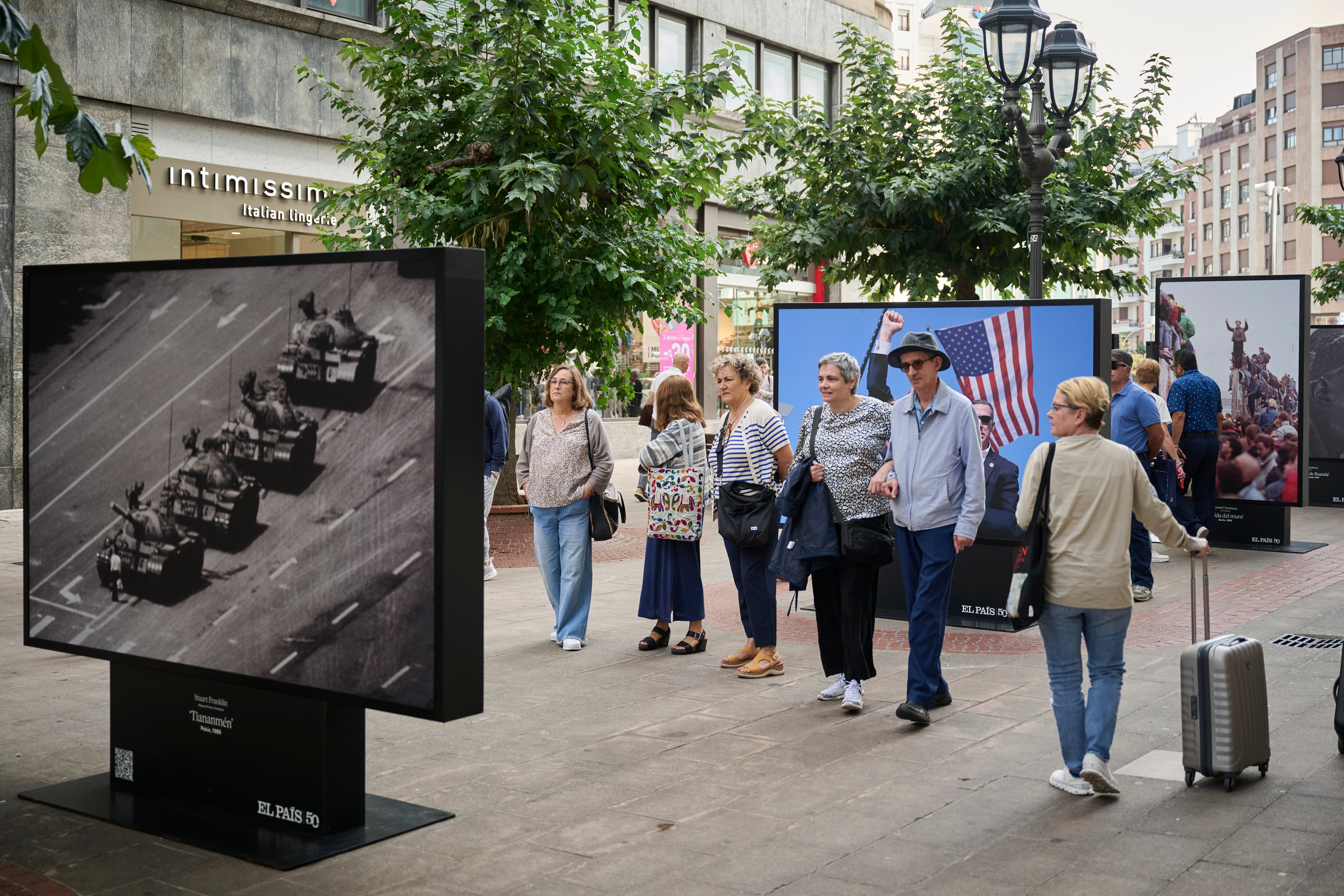 Las fotografías que componen la exposición 'Momentos', en la calle Ercilla de Bilbao.