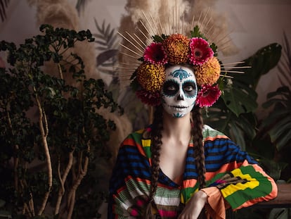 Una mujer, con maquillaje inspirado en el Día de Muertos.