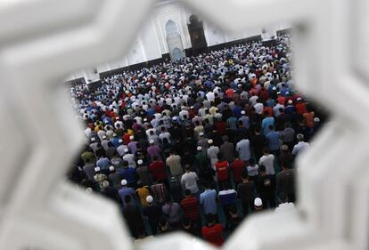 Congregación de mususlmanes para la oración en una mezquita junto al aeropuerto de Kuala Lumpur. Durante el acto se han dedicado unas oraciones a los pasajeros del vuelo MH370 del avión de la compañía Malasia Airlines que ha desaparecido.