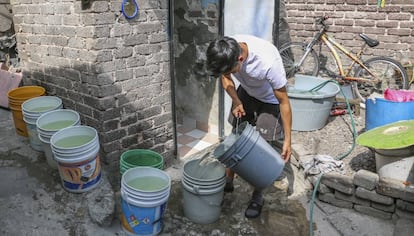 Un habitante de Iztapalapa recolecta agua en cubetas y cisternas ante el desabasto del liquido.