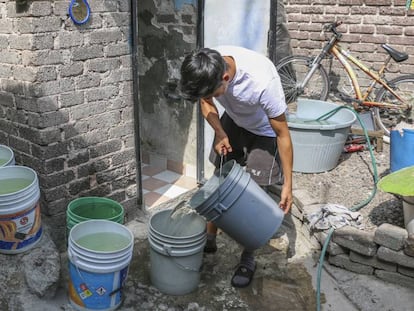 Un habitante de Iztapalapa recolecta agua en cubetas y cisternas ante el desabasto del liquido.