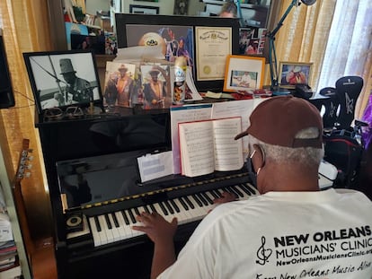 O músico Al 'Carnival Time' Johnson, de 81 anos, tocando piano em sua casa, na Vila dos Músicos, em Nova Orleans.
