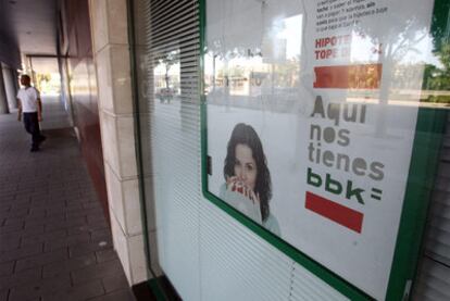 Fachada de una sucursal de la entidad BBK, adjudicataria de Cajasur, situada en la Avenida Libertad de Córdoba.