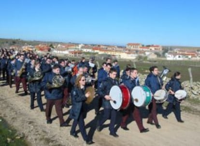 La banda del pueblo camino del cementerio de arte.