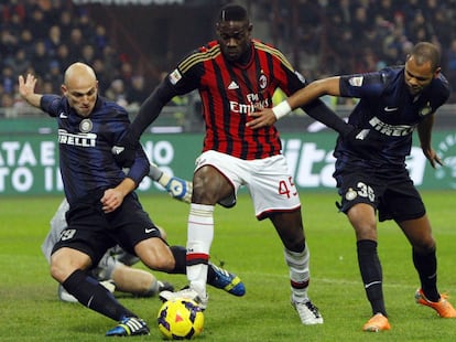 Balotelli entre Esteban Cambiasso y Rolando