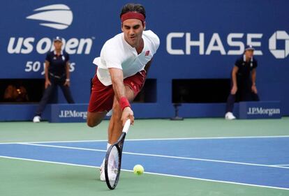 Federer devuelve escorado la pelota durante el partido contra Kyrgios, ayer en Nueva York.