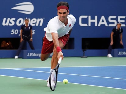 Federer devuelve escorado la pelota durante el partido contra Kyrgios, ayer en Nueva York.